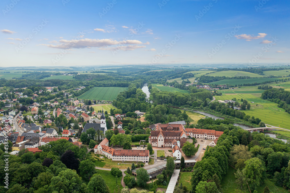 Aussicht auf das Kloster Wechselburg in Sachsen