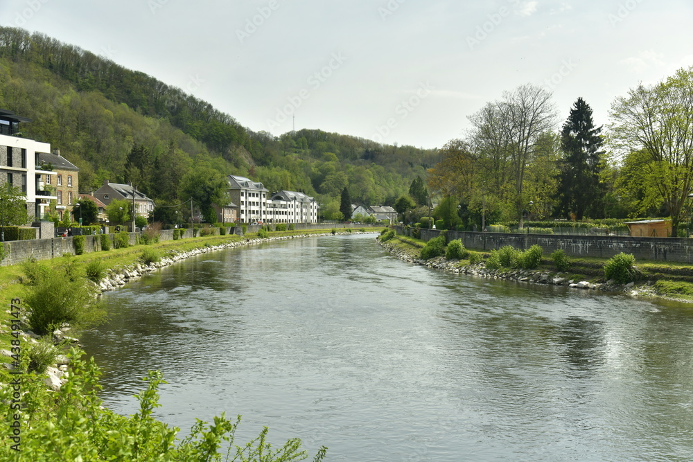 L'Ourthe à contre jour en amont du pont à Esneux au sud de Liège L'Ourthe à contre jour en amont du pont à Esneux au sud de Liège