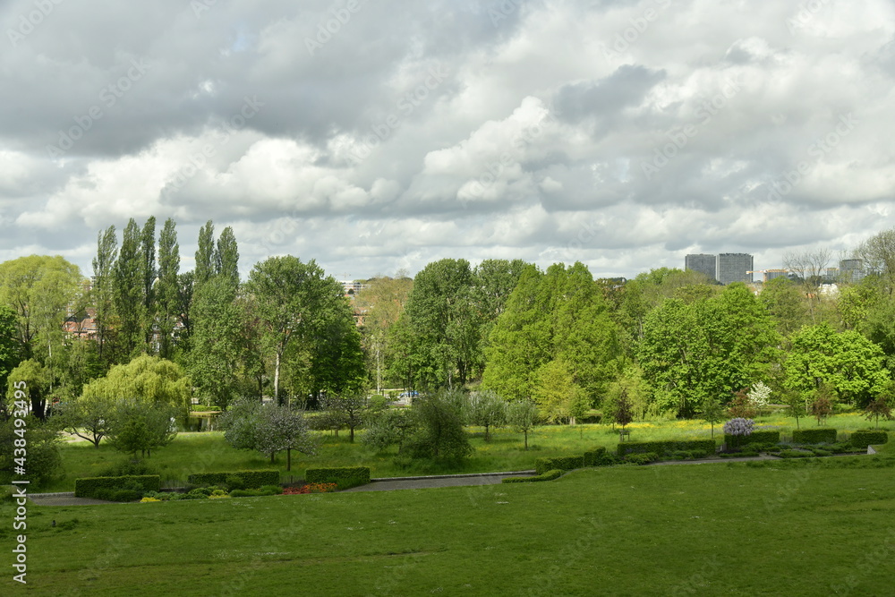 Vue sous une éclaircie des Jardins Jean Sobieski depuis les balcons panoramiques de celui du Fleuriste à Laeken