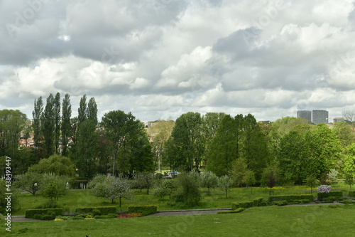 Contraste entre l'ombre et une éclaircie aux Jardins Jean Sobieski à Laeken