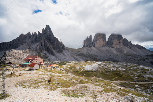 Dreizinnenhütte und die Drei Zinnen in Wolken