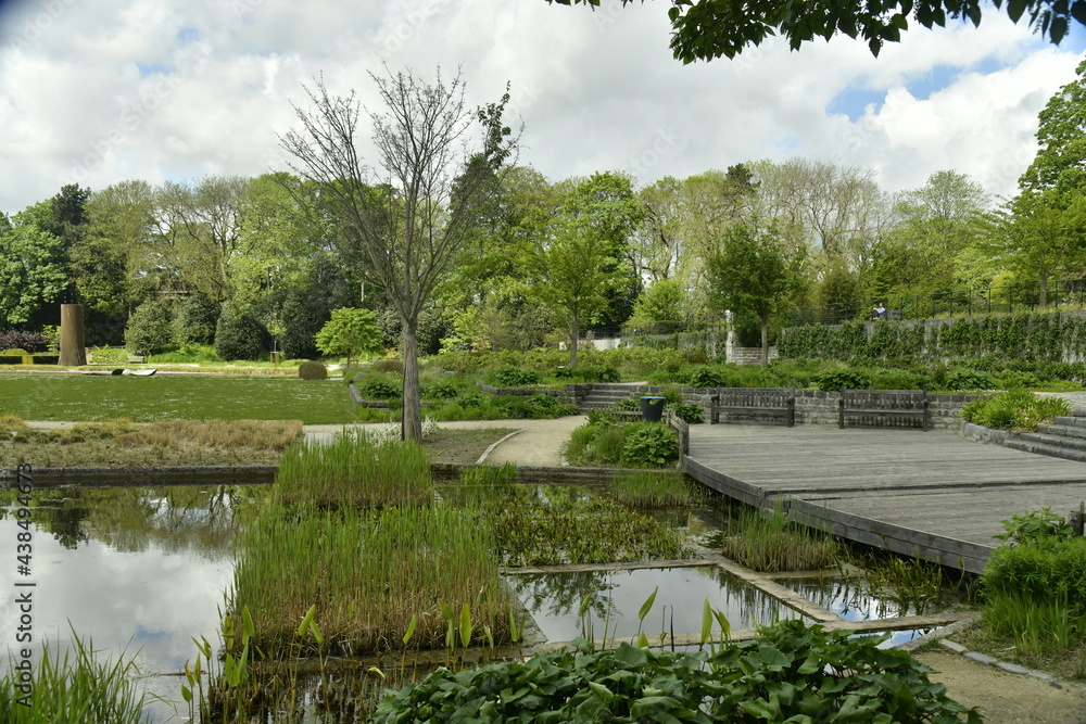 Fototapeta premium L'une des pièces d'eau entourée de décoration paysagère idyllique aux Jardins du Fleuriste à Laeken