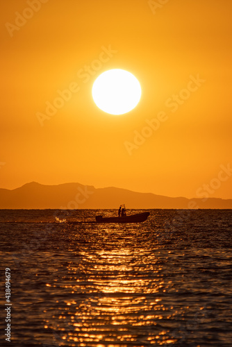 Sonnenuntergang am Meer im Hintergrund ist die Insel Elba