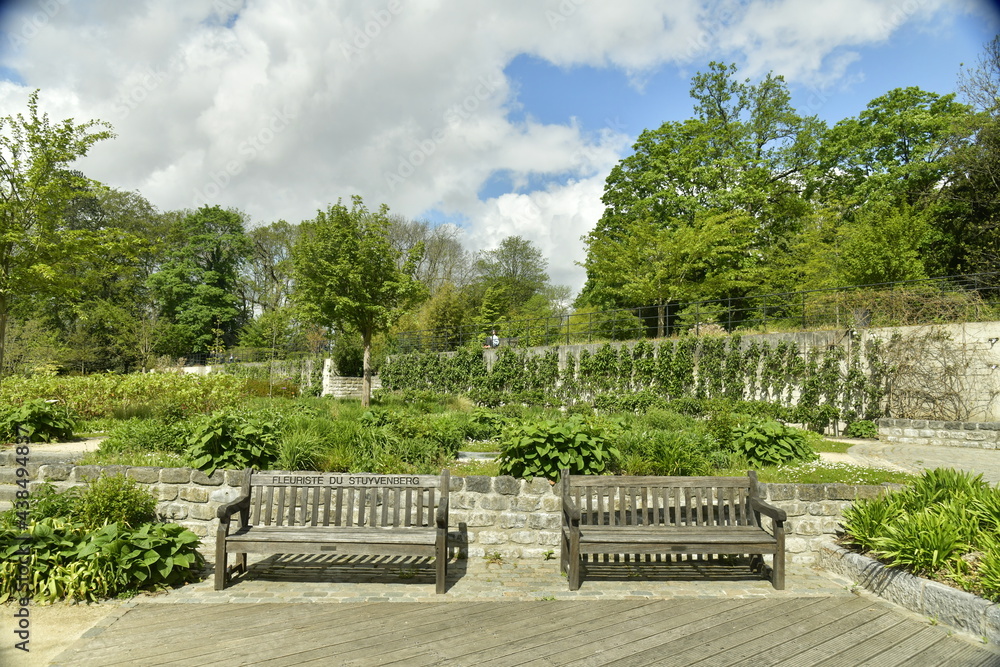 Coin de repos au milieu de la décoration paysagère luxuriante des Jardins du Fleuriste à Laeken Coin de repos au milieu de la décoration paysagère luxuriante des Jardins du Fleuriste à Laeken