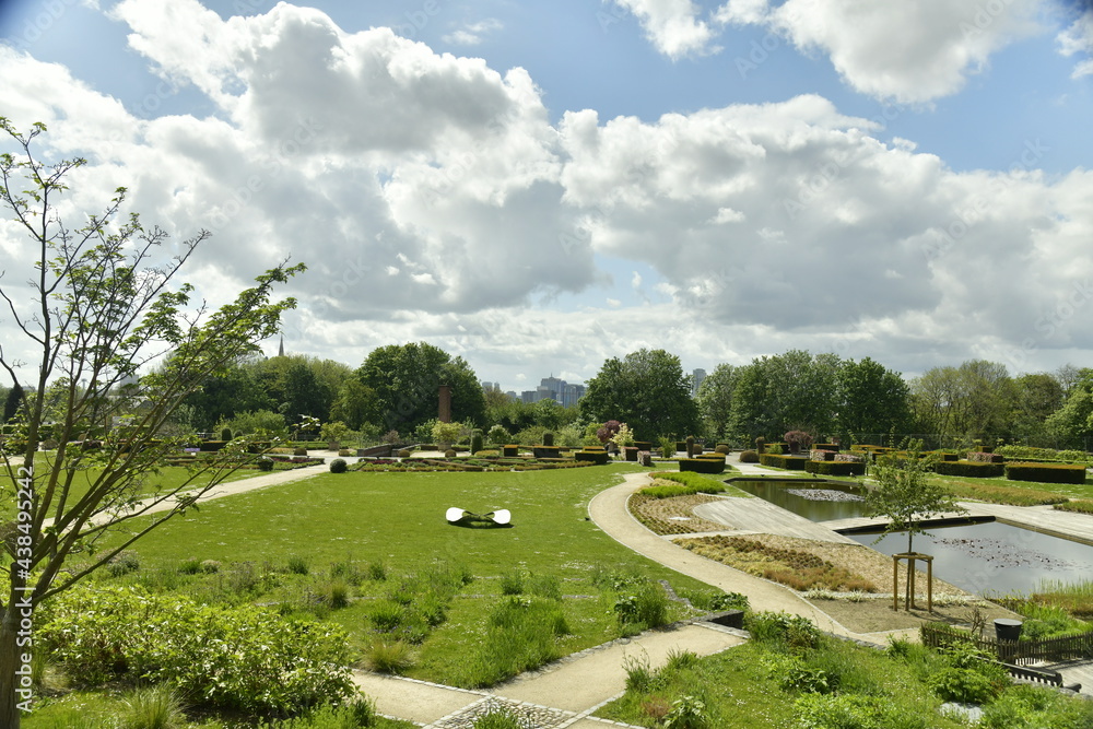 Le Jardin du Fleuriste avec ses décorations paysagères ,prise à contre-jour à Laeken 