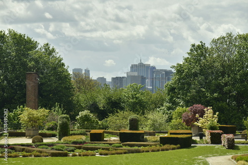 Centre d'affaires du Quartier Nord de Bruxelles contrastant avec la végétation paysagère luxuriante des Jardins du Fleuriste à Laeken