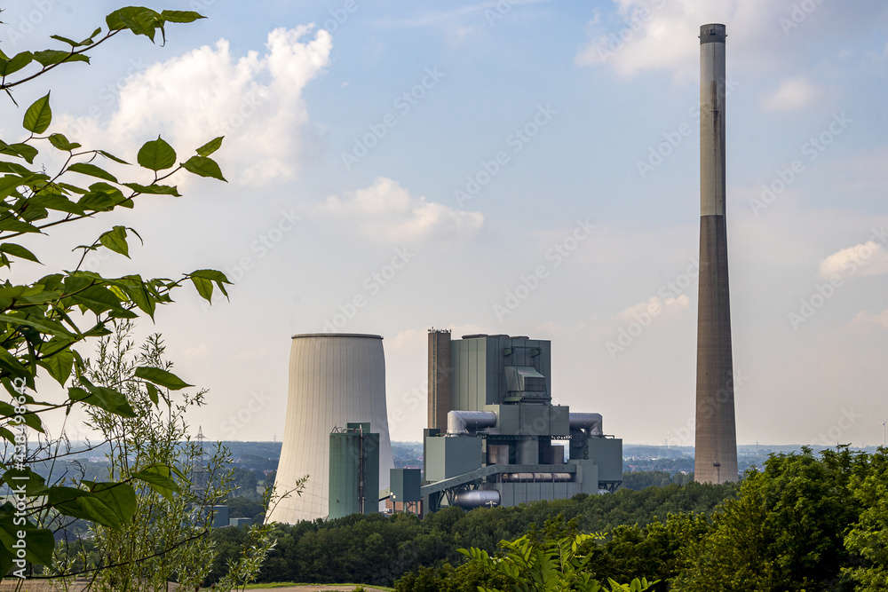 Kraftwerk vor blauem Himmel im Sonennschein Kraftwerk vor blauem Himmel im Sonennschein
