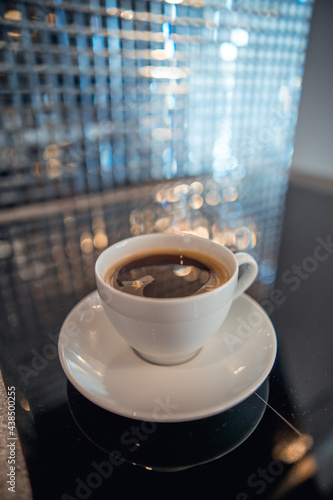 Kawa na tle mieniącego bokeh © Jakub