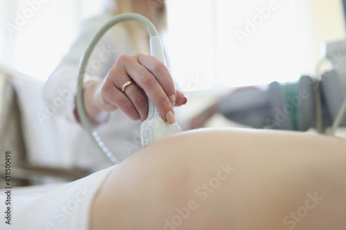Fotografía Doctor conducting ultrasound examination of fetus of pregnant woman in clinic cl