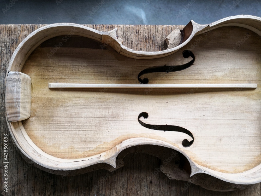 Obraz premium Raw violin body on workbench