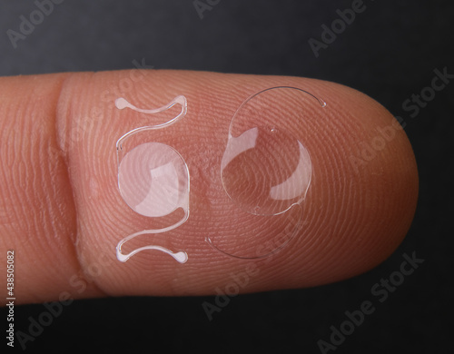 Foto photo of two types of intra ocular lens on finger tip