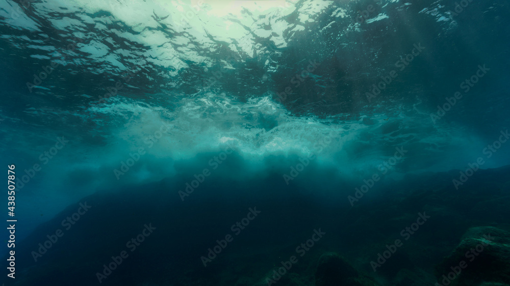 Obraz premium Dramatic and stormy waves underwater