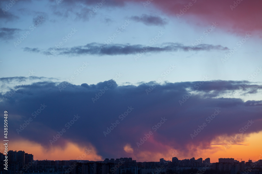 Fototapeta premium Beautiful sky at sunset over the city