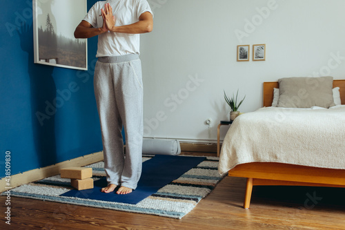 Frau macht Yoga zuhause