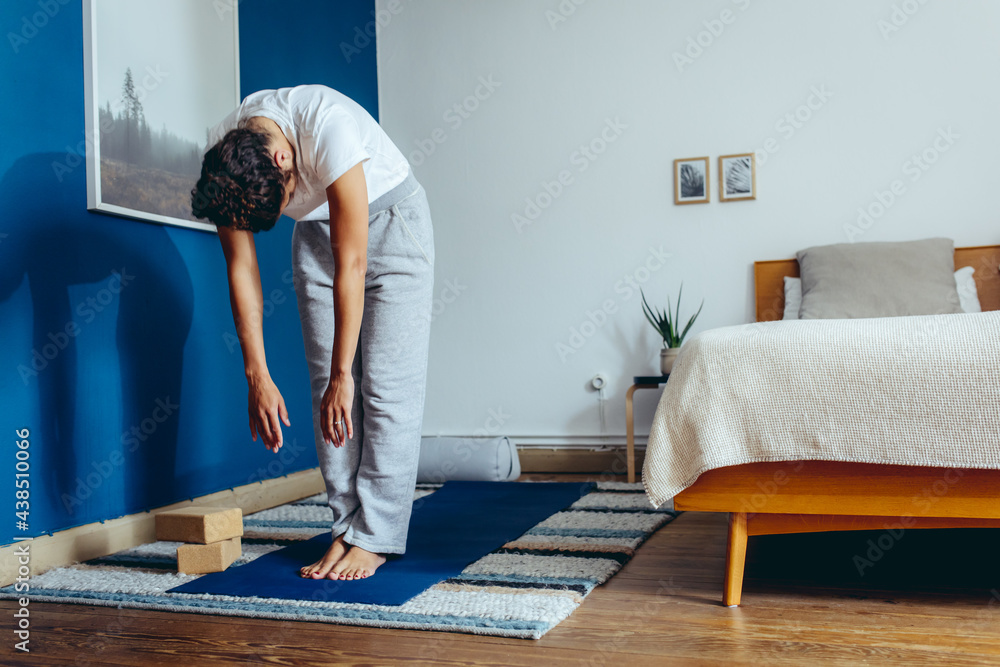 Schwarze Frau macht Yoga zuhause