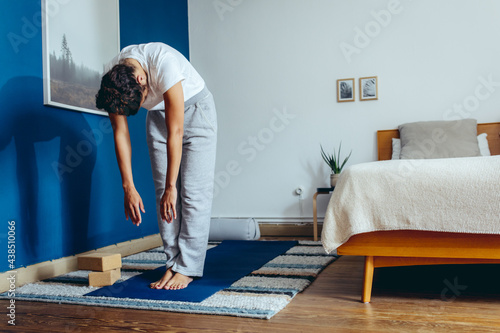 Schwarze Frau macht Yoga zuhause