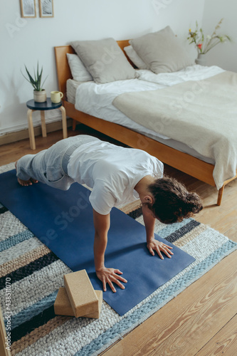 Frau macht yoga zuhause im Schlafzimmer photo