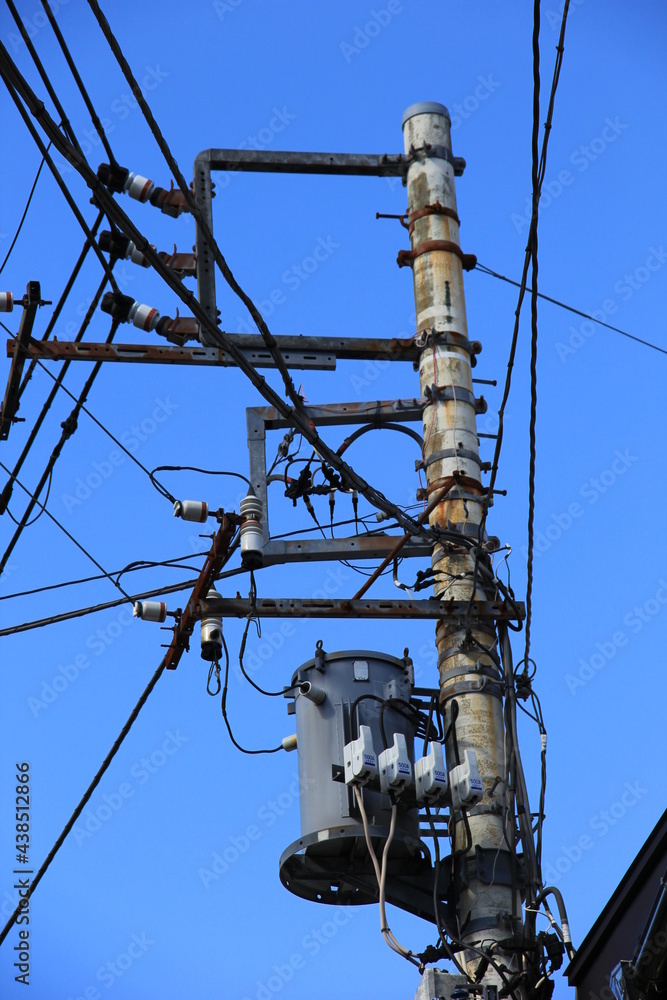 様々な部品や電線が複雑に接続されている電柱 様々な部品や電線が複雑に接続されている電柱