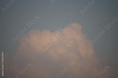 Wolken Himmel am späten Abend im Sommer mit Cumulus