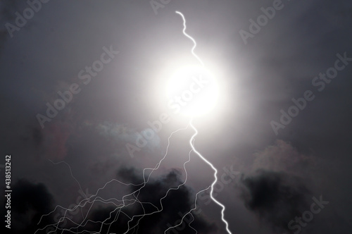 Lampo temporalesco, effetto luminoso di un fulmine con una violenta scarica elettrica photo