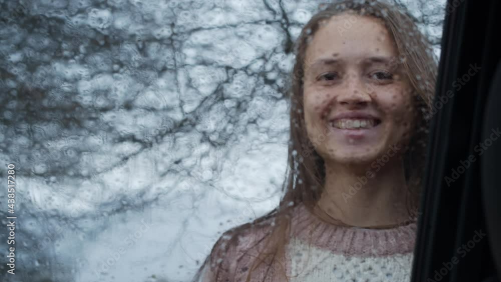 Vidéo Stock 4K Close up view of young smiling beautiful woman coming to ...