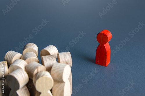 Foto Red man stands aside from crowd of people
