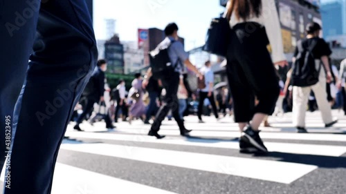 街を歩くビジネスマンの足元