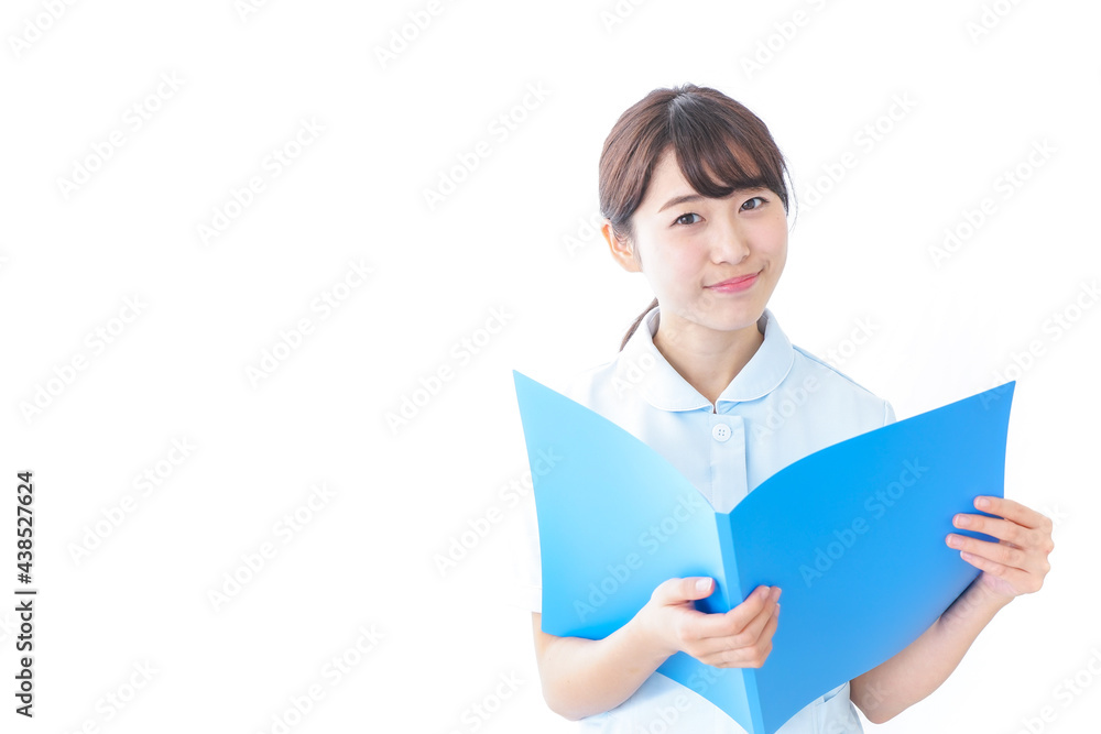 カルテを持つ看護師 カルテを持つ看護師