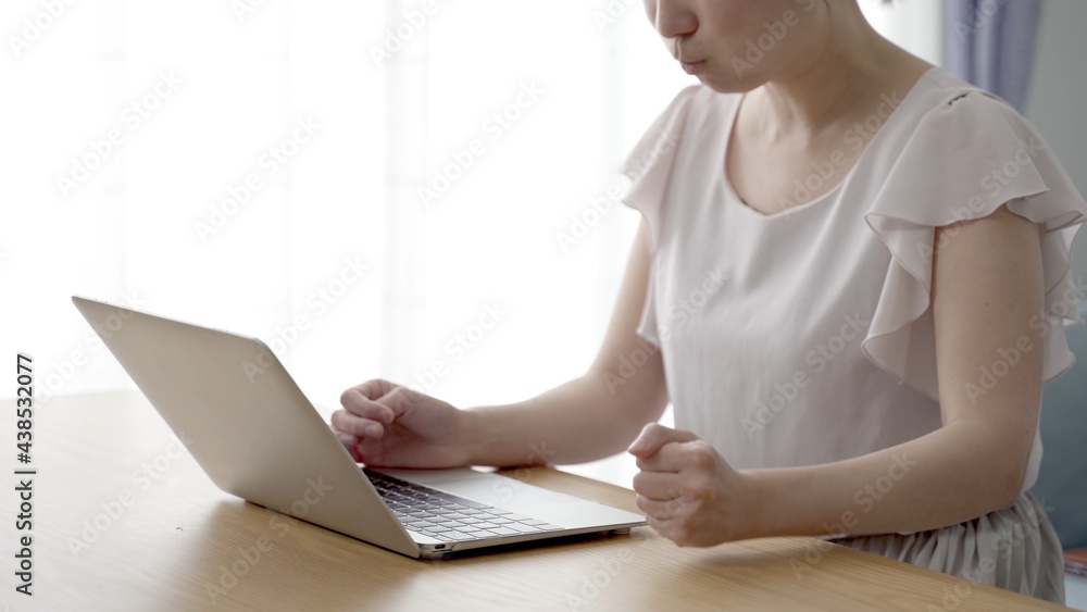 Fototapeta premium パソコンを使う不機嫌な女性