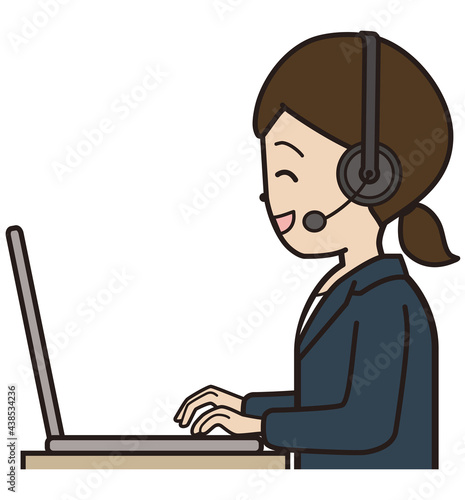 パソコン入力をしながら電話応対をするスーツの若い女性 コールセンター リモートワーク 笑顔 横 横顔