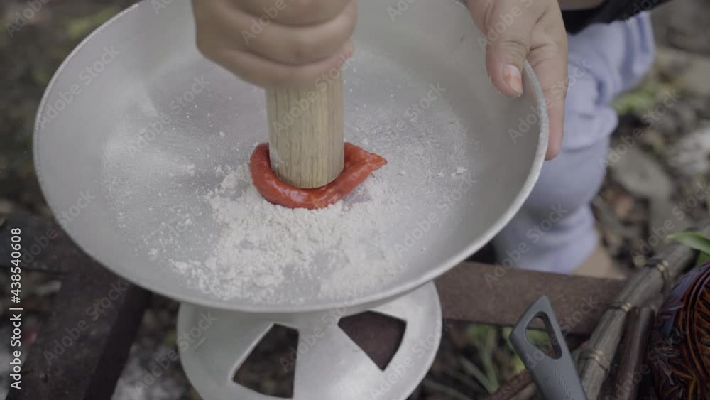 King Chili pepper and salt are mashed to pulp with mortar and pestle