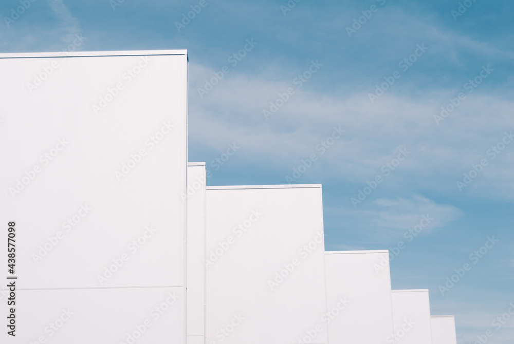 青空と白い近代的な建物 青空と白い近代的な建物