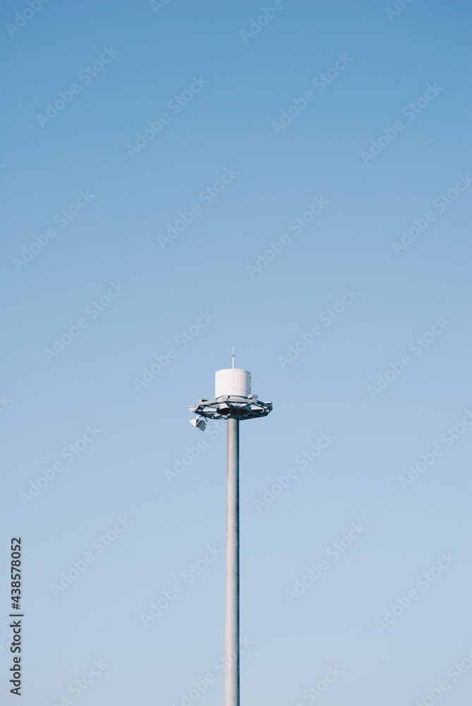 青空とシンプルな鉄塔の写真