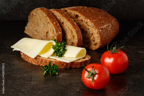 aufgeschnittenes Dinkelbrot, belegtes Käsebrot photo