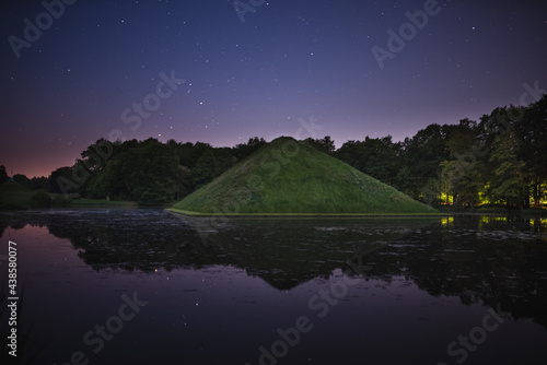 Cottbus Branitzer Park Wasserpyramide bei Nacht im Sommer