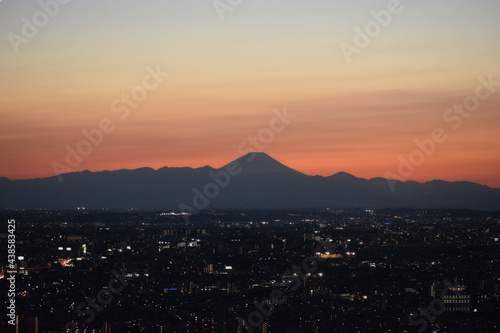 富士山と夕暮れ後の東京