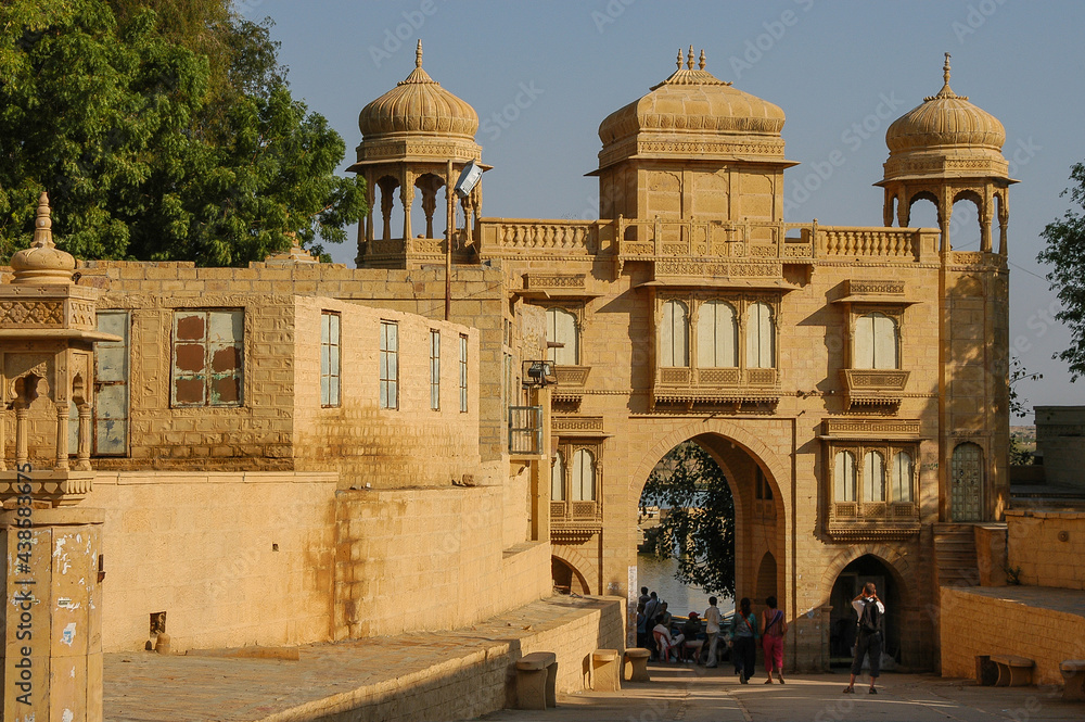 Puerta de acceso al lago de Gadisar en la ciudad de Jaisalmer en Rajastán, India
