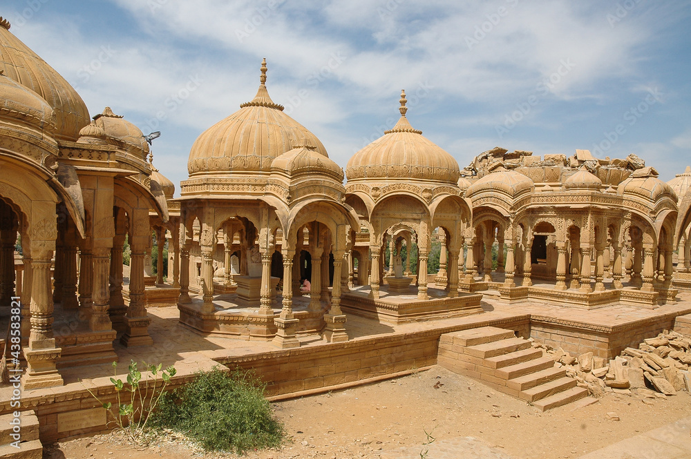 Cenotafios en Bada Bagh a las afueras de la ciudad de Jaisalmer en Rajastán, India