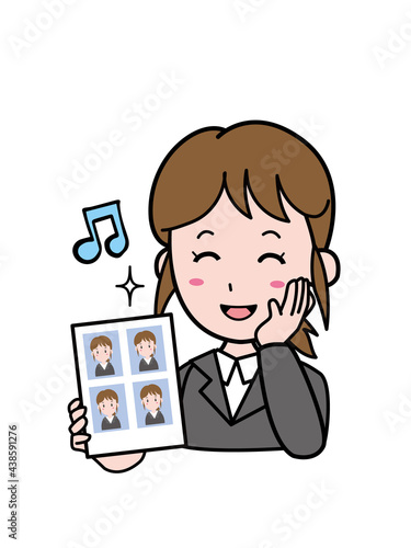 きれいに証明写真が撮影でき満足で笑顔の女性