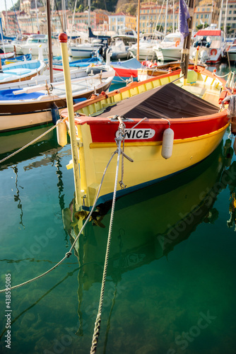 Wallpaper Mural Bateau sur le port de Nice, France Torontodigital.ca