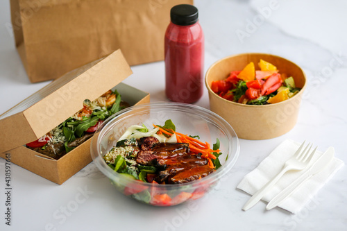 Food in boxes. Food delivery in craft boxes. Healthy food delivery to the court. Eko takeaway food. Beef Wellington with vegetables. Lunch delivery. Lunch box. Proper nutrition. Healthy food. Slimming