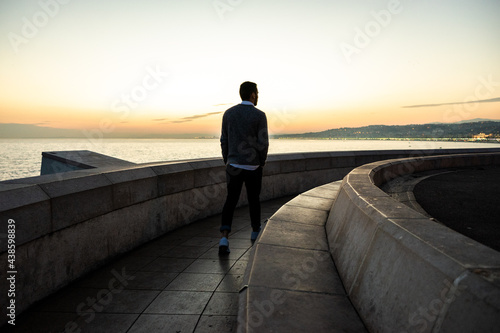 Promeneur solitaire sur la promenade des Anglais