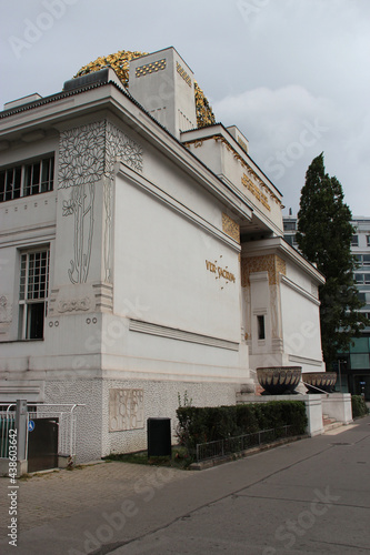 Bild auf Leinwand art nouveau building (secession) in vienna (austria)