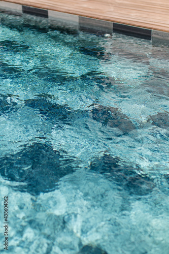 Le fond de la piscine en carreaux © lorabarra