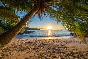 Keuken achterwand Strand zonsondergang Anse Lazio strand op Praslin Seychellen  © Christian B.