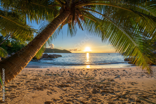 Tableau sur toile sunset at tropical beach anse lazio on praslin on the seychelles