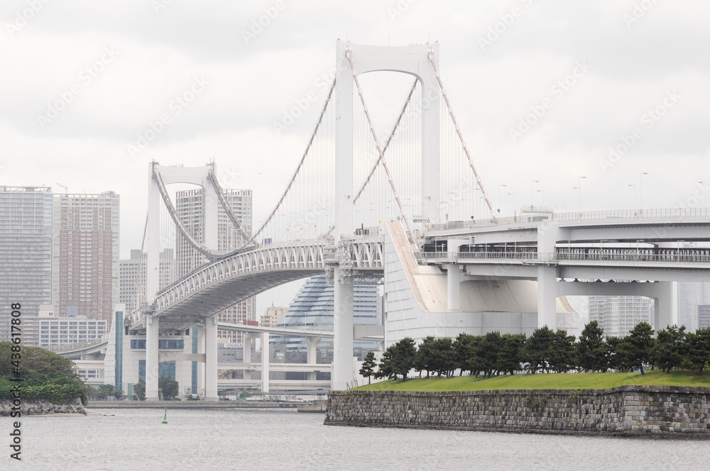 Obraz premium Rainbow bridge seen from the coast of Odaiba, with part of the Tokyo skyline in the background