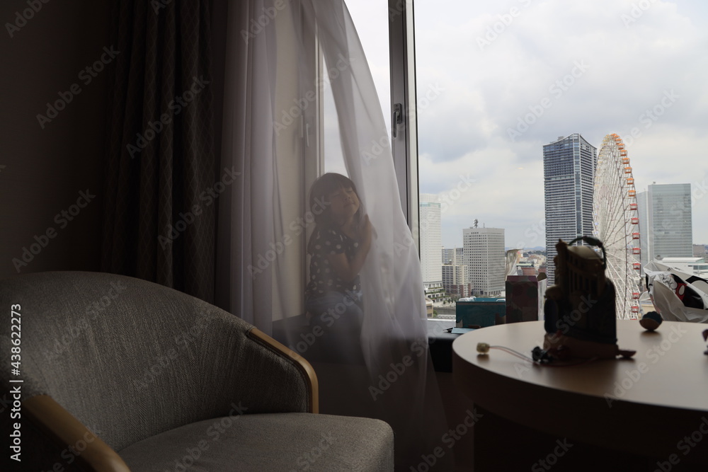 Fototapeta premium 部屋の中の女の子