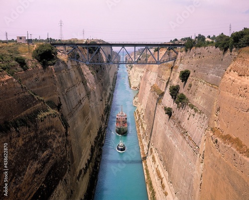 Fotografie greece, isthmus of corinth, corinth canal, bridge, ships, peloponnese, connectin