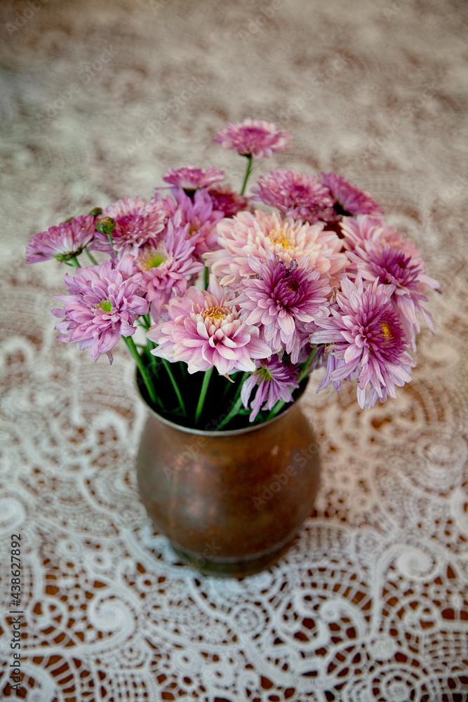 Fototapeta premium Blumenstrauß im Blumentopf auf dem Tisch